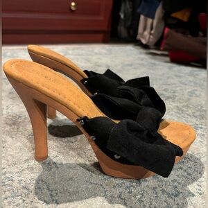 Black bow sandals